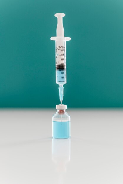 Jeringa atascada en botella de vacuna