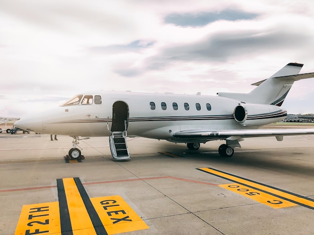 Jet privado de lujo en la terminal del aeropuerto