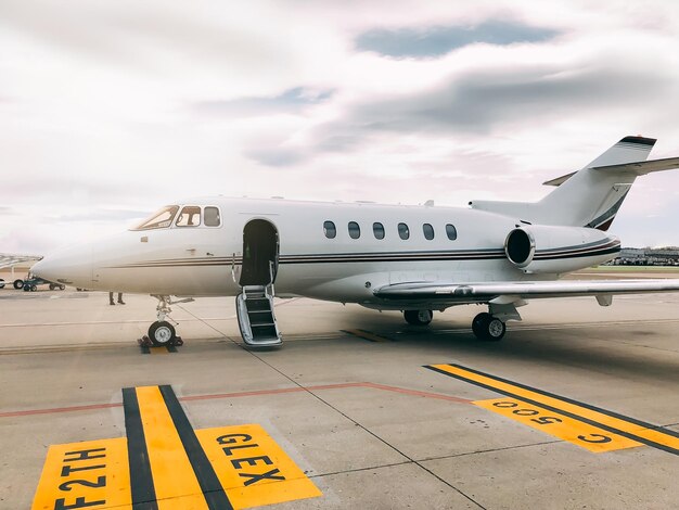 Jet privado de lujo en la terminal del aeropuerto