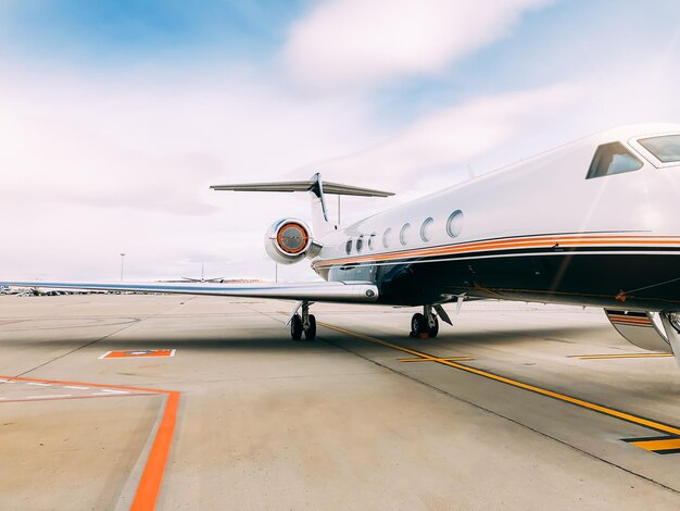 Jet privado de lujo en la terminal del aeropuerto