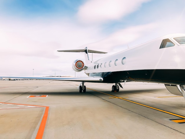 Jet privado de lujo en la terminal del aeropuerto