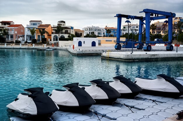 Jetski estacionado en un puerto en la noche