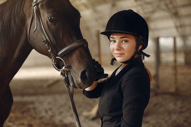 Foto gratuita el jinete entrena con el caballo