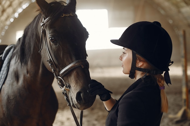 Foto gratuita el jinete entrena con el caballo