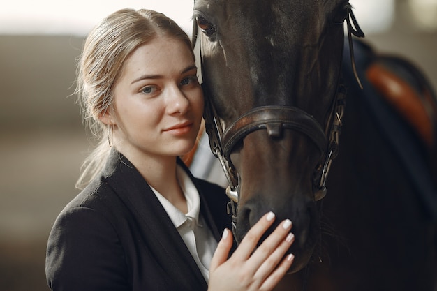 El jinete entrena con el caballo