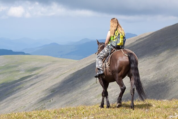 Jinete con mochila a caballo