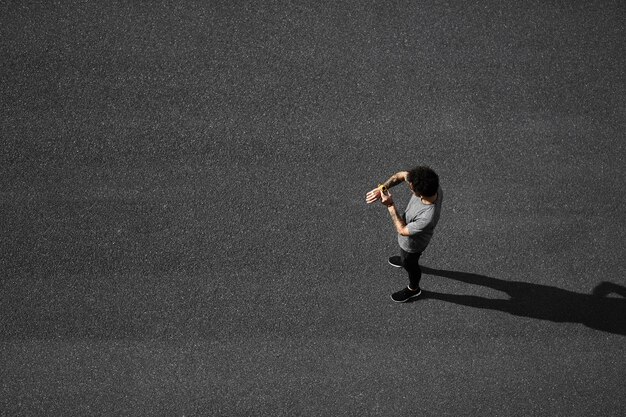 Jogger descansando después de hacer ejercicio