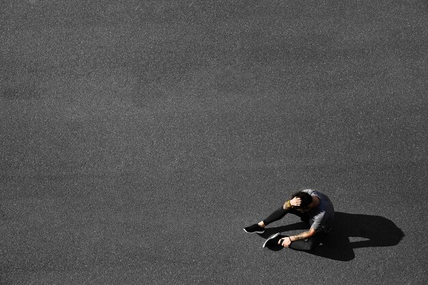 Jogger descansando después de hacer ejercicio