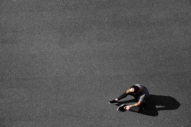 Jogger descansando después de hacer ejercicio