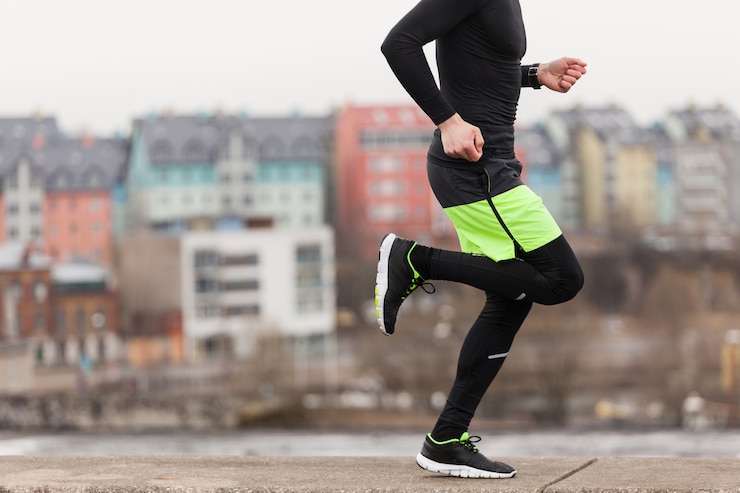 Foto gratuito jogger en entorno urbano