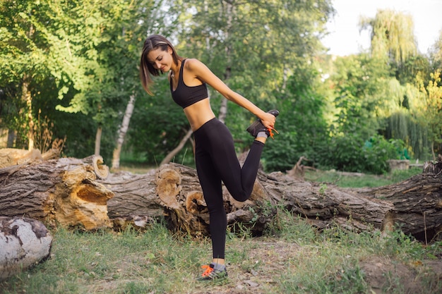 Jogger junto al lago al atardecer