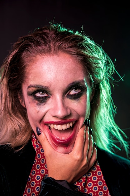 Joker expresiones faciales en una modelo de halloween