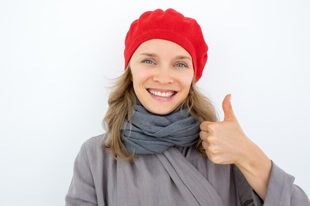 Jolly mujer francesa joven que expresa la aprobación