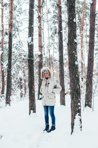 Foto gratuita joven en abrigo de invierno profundo frío