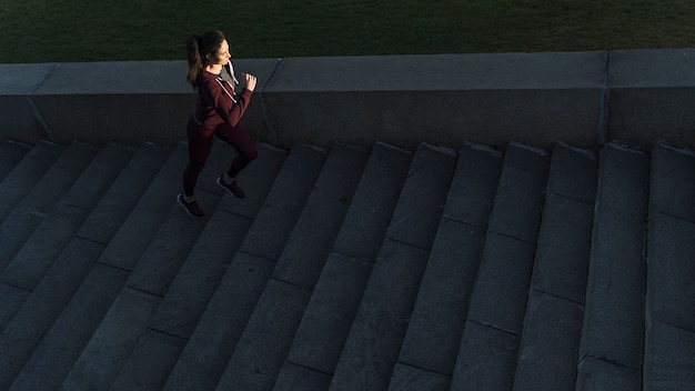 Foto gratuita joven activa subir escaleras