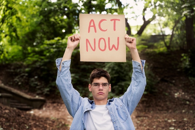 Joven activista tomando acción