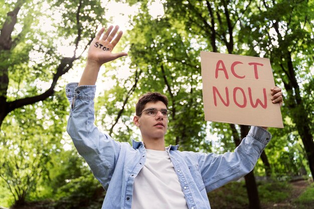 Joven activista tomando acción