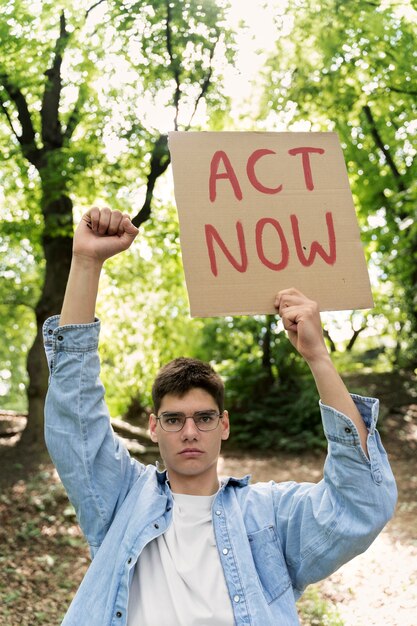 Joven activista tomando acción