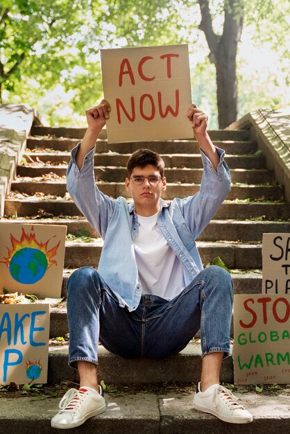 Joven activista tomando acción