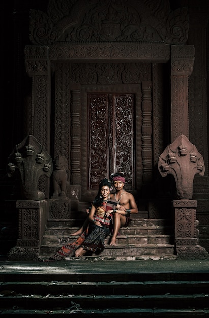 Foto gratuita joven actor y actriz con hermosos trajes antiguos, en monumentos antiguos, estilo dramático. actuar en la leyenda de una historia popular de amor, un cuento popular tailandés de isan llamado 