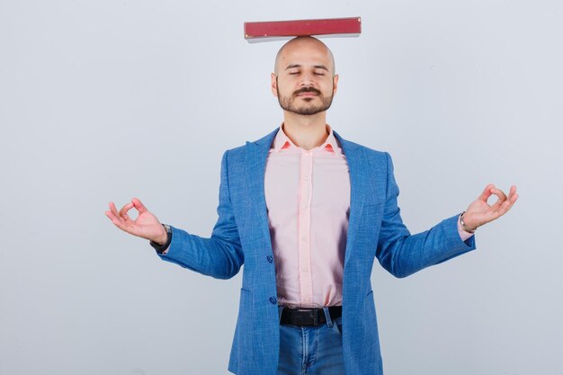 Joven, actuación, meditación, gesto