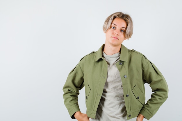 Joven adolescente en camiseta