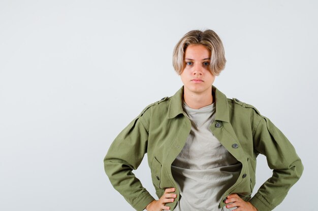 Foto gratuita joven adolescente en camiseta