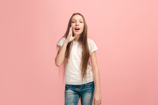 Joven adolescente casual gritando en rosa