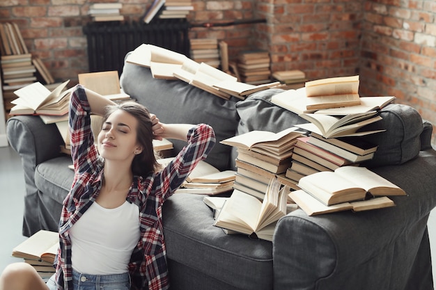 Foto gratuita joven adolescente leyendo un libro en casa