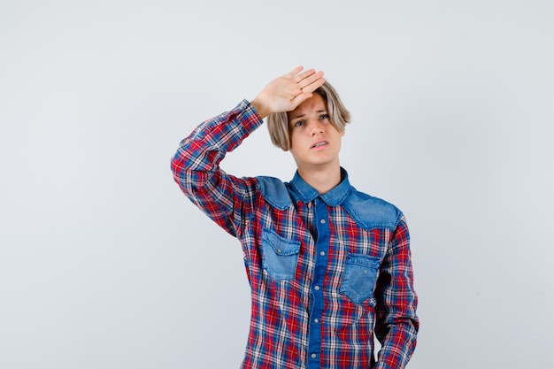 Joven adolescente con las manos en la cabeza.