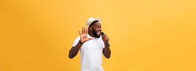 Joven adolescente negro afroamericano cantante actuando en un concierto