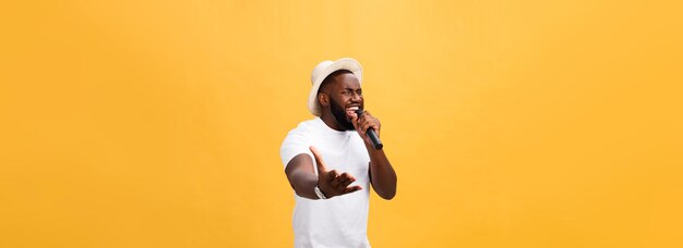 Joven adolescente negro afroamericano cantante actuando en un concierto