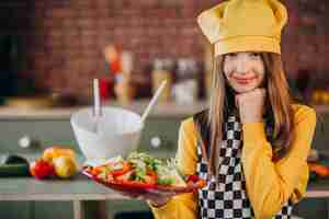 Foto gratuita joven adolescente preparando ensaladas para el desayuno en la cocina