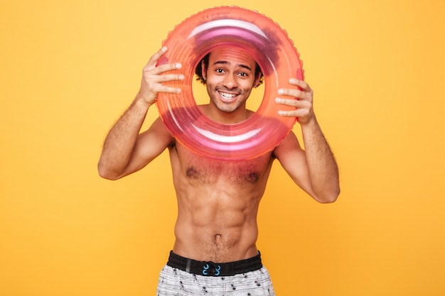 Joven africana en ropa de verano con anillo inflable