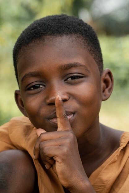 Joven africano haciendo señal de silencio