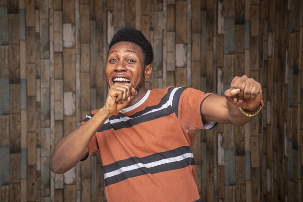 Joven africano sintiéndose emocionado y celebrando