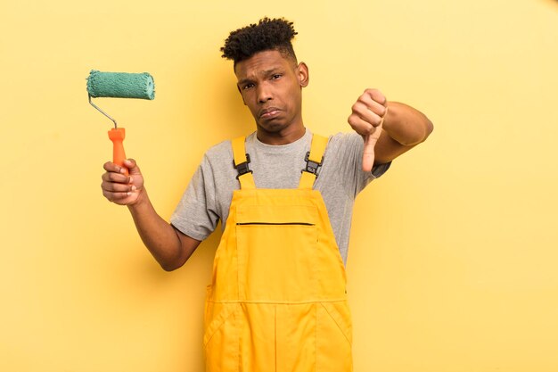 joven afro contra la pared amarilla