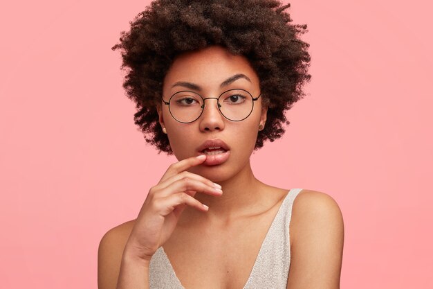 Joven afroamericana con anteojos redondos