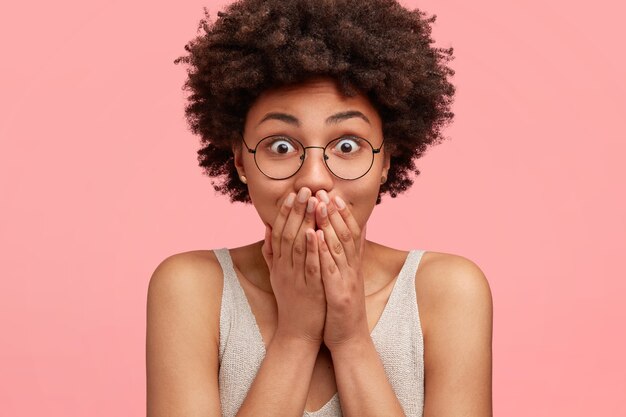 Joven afroamericana con anteojos redondos