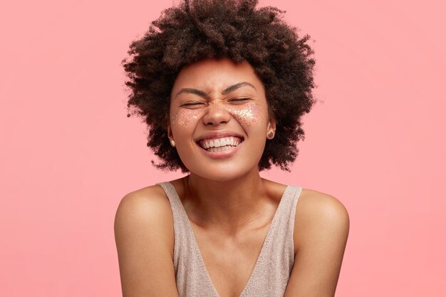 Joven afroamericana con brillo en la cara