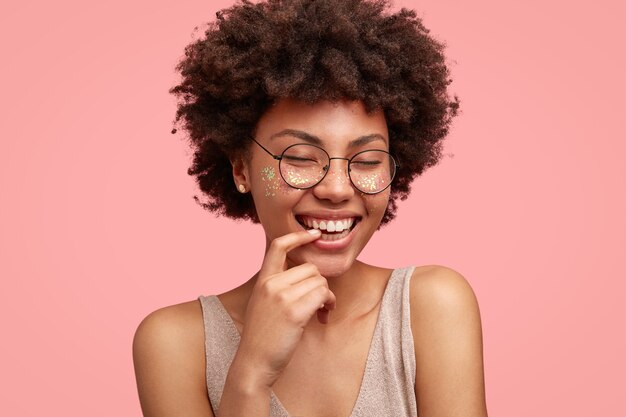 Joven afroamericana con brillo en la cara