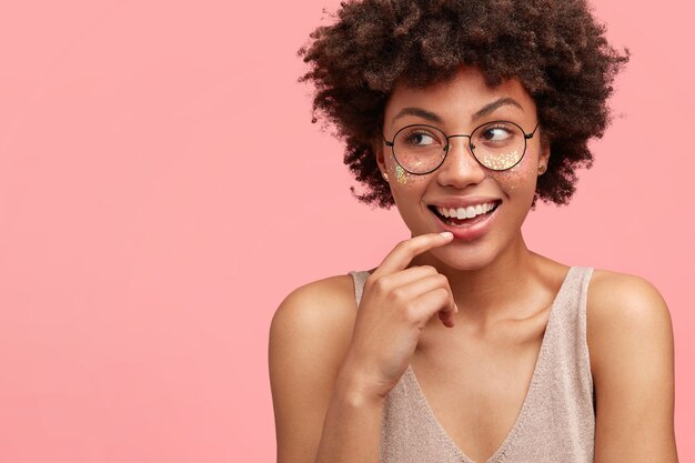 Joven afroamericana con brillo en la cara