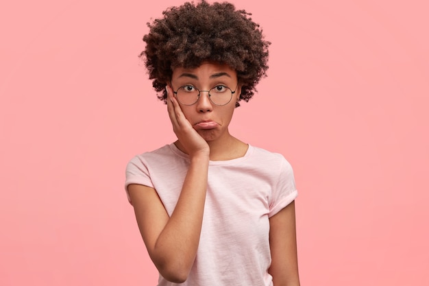 Joven afroamericana con gafas redondas