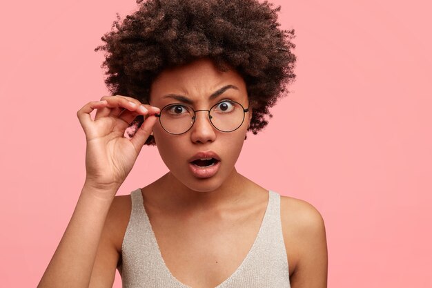 Joven afroamericana con gafas redondas