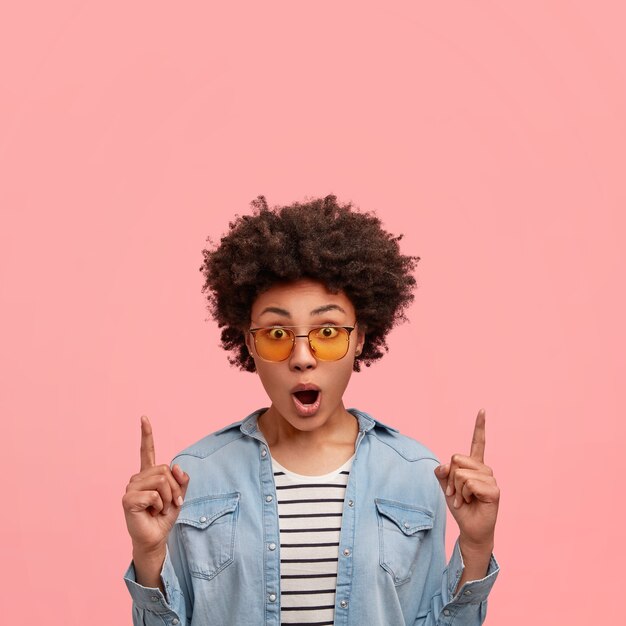 Joven afroamericana con gafas de sol de colores