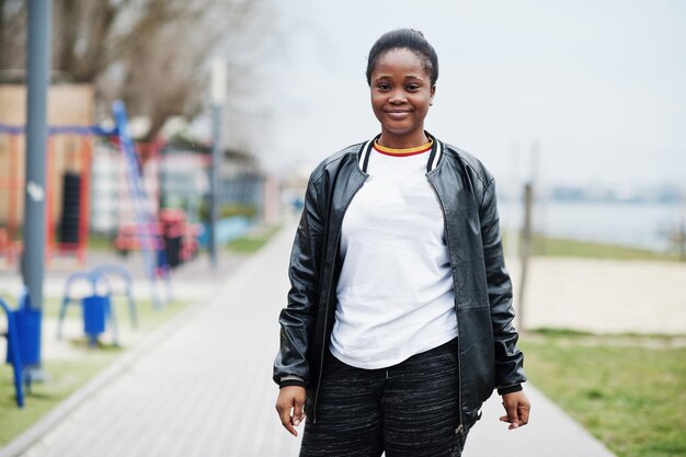 Joven afroamericana milenaria en la ciudad Concepto de generación Z de mujer negra feliz