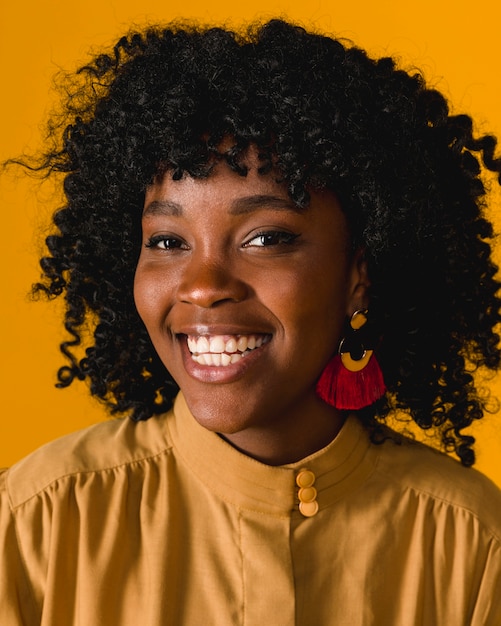 Joven afroamericana mujer toothy sonriendo