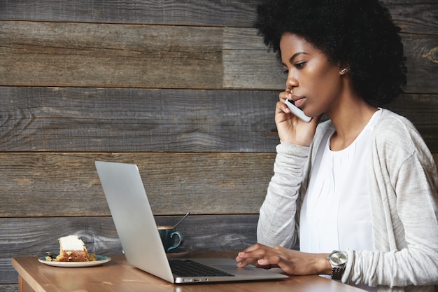 Joven afroamericana con smartphone