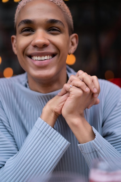 Foto gratuita joven afroamericano atractivo en café, tiro de moda. parís