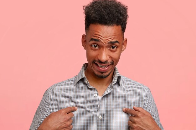 Joven afroamericano con camisa a rayas